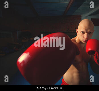 junge Boxer in rote Handschuhe Stockfoto