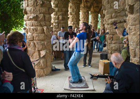 Flamenco Tablao Sur als Straßenmusikant unter Spalten in Gaudis Park Güell Barcelona Katalonien Spanien ES band Stockfoto