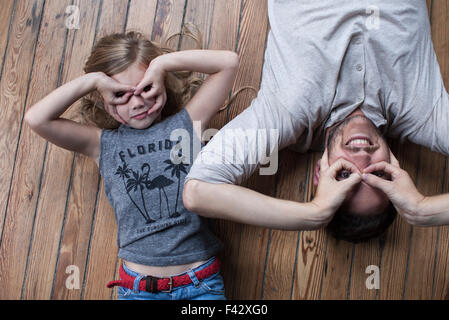 Kleine Mädchen und Vater Grimassen Stockfoto