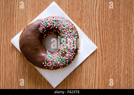 Donut auf Tisch Stockfoto