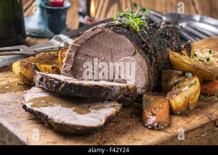 Lammbraten auf ein Schneidebrett Stockfoto