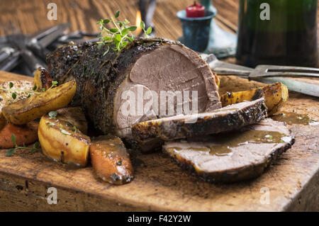 Lammbraten auf Schneidebrett Stockfoto