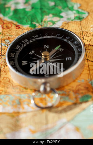 Kompass auf OL-Karte Stockfoto
