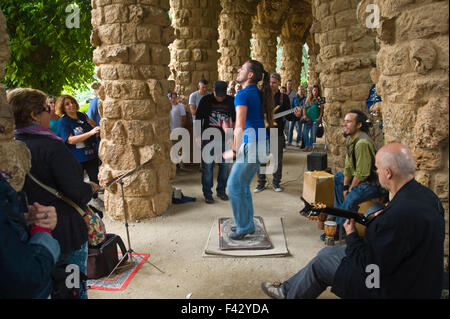 Flamenco Tablao Sur als Straßenmusikant unter Spalten in Gaudis Park Güell Barcelona Katalonien Spanien ES band Stockfoto