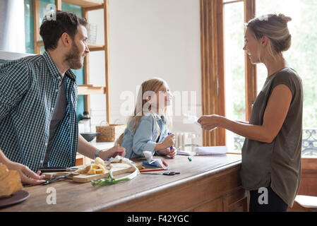 Familie verbringt viel Zeit zusammen in Küche Stockfoto