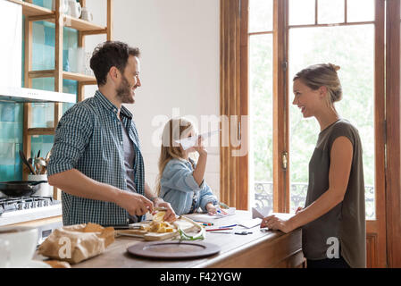 Familie verbringt viel Zeit zusammen in Küche Stockfoto