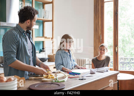 Familie verbringt viel Zeit zusammen in Küche Stockfoto