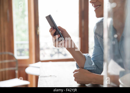 Silhouette der Frau mit Handy Stockfoto