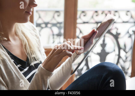 Frau mit digital-Tablette Stockfoto