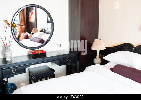 Luxuriöse Suite im Zimmer auf dem Indochina Junk Boat Dragon Legende ein Schiff in Ha Long Bay Vietnam, Asien Stockfoto