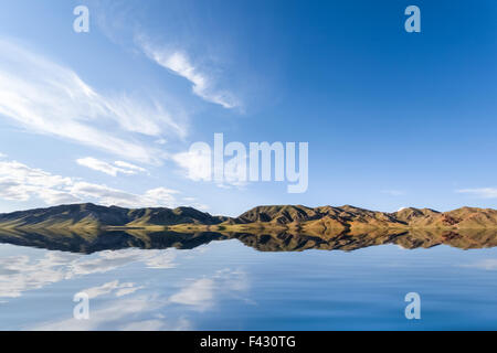 blauer Himmel auf See Stockfoto