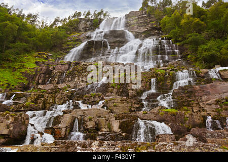 Strassenverlauf Wasserfall - Norwegen Stockfoto