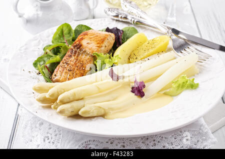 Spargel mit gegrilltem Lachs Stockfoto