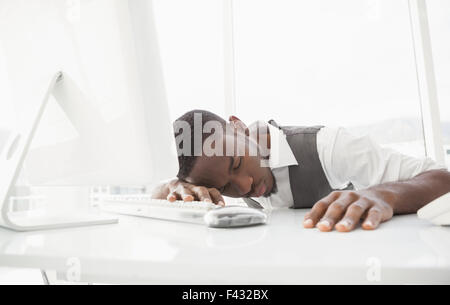 Müde Geschäftsmann schlafen auf Tastatur Stockfoto