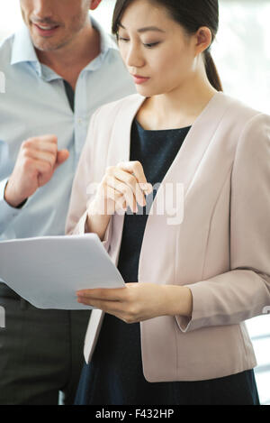 Geschäftsfrau Überprüfung Dokument Stockfoto