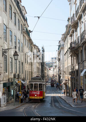 Lissabon, PORTUGAL - 26. SEPTEMBER: Unbekannte Menschen, die immer auf die gelbe Straßenbahn geht von der Straße der Innenstadt von Lissabon am Sep Stockfoto