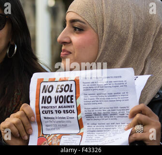 London, UK. 14. Oktober 2015. Einwanderer und Lehrer von Englisch für Lautsprecher anderer Sprachen zu protestieren am Parliament Square vor Lobbyarbeit MPs über Kürzungen, die meine sehr gering bezahlt, dass Arbeitnehmer und Assylum suchende Englischunterricht und andere Möglichkeiten Erwachsenenbildung leisten können weiter behindern ihre Integration in ihren Gemeinden. Zur gleichen Zeit stehen ESOL Lehrer Stellenabbau. Bildnachweis: Paul Davey/Alamy Live-Nachrichten Stockfoto