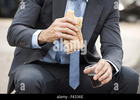 Büroangestellte mit Mittagessen im freien Stockfoto