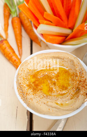 frischen Hummus-Dip mit rohen Möhren und Sellerie Stockfoto