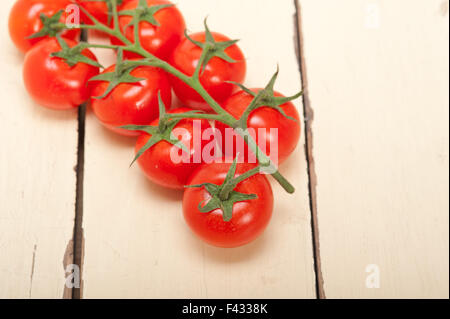 frische Kirschtomaten auf einem cluster Stockfoto