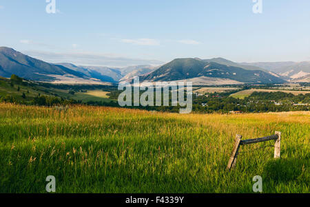 Die Ausläufer des Gebirges Bear Tooth im Morgengrauen von der Bear Tooth Mountain Pass Autobahn an einem feinen Sommermorgen gesehen. Stockfoto