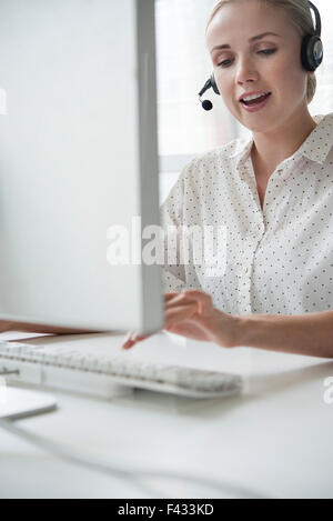 Verkäuferin auf Telemarketing call Stockfoto