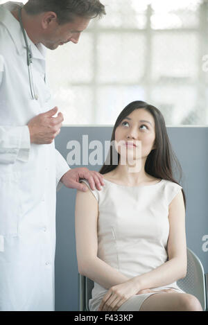 Arzt im Gespräch mit Patienten im Wartezimmer Stockfoto