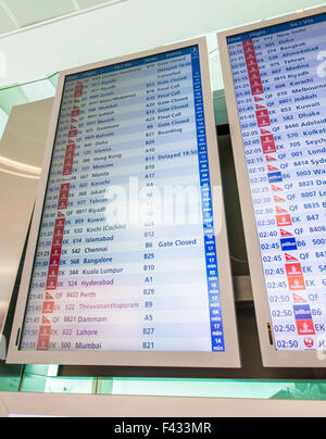 Flughafen-Board mit Depatures und Ankunftszeiten Stockfoto