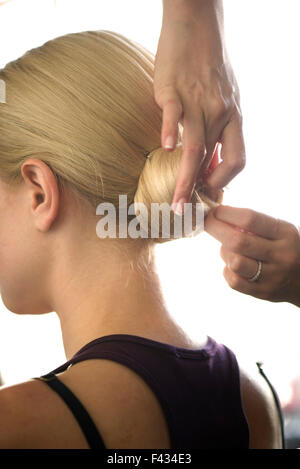 Friseur, die Vermittlung von Frau an den Haaren in einem Chignon, beschnitten Stockfoto