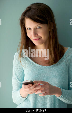 Frau browsing Web auf smartphone Stockfoto