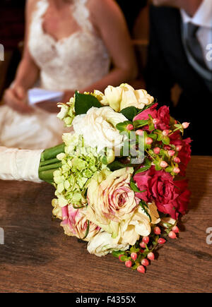 Brautstrauß mit Fokus auf den Blumen Stockfoto