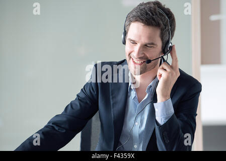 Geschäftsmann auf Anruf Stockfoto