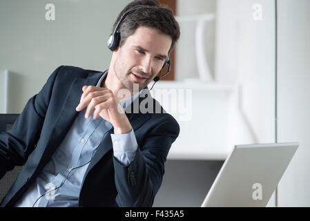 Telemarketer machen Tonhöhe Stockfoto