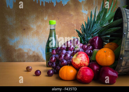 Verschiedene frische Früchte aus dem Garten zusammen auf einem Holzfußboden. Stockfoto