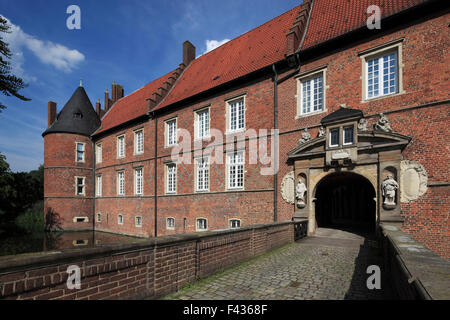 Schlossbruecke Und Schlosstor bin Wasserschloss Herten, Ruhrgebiet, Nordrhein-Westfalen, Im Schloss Befinden Sich Abteilungen Vom LWL-Landeskrankenhaus Stockfoto