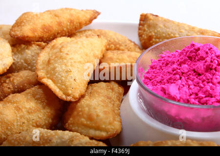 Gujia Platte mit Holi Farbe in Schüssel Stockfoto