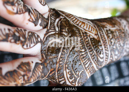 Henna ist auf Händen Stockfoto