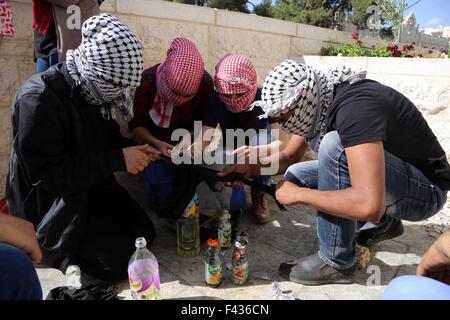 Bethlehem, Westjordanland, Palästinensische Gebiete. 14. Oktober 2015. Palästinensische Demonstranten bereiten Molotov Cocktails bei Zusammenstößen mit israelischen Truppen in der West Bank von Bethlehem 14. Oktober 2015. Sieben Israelis und 30 Palästinenser, darunter Kinder und Angreifer, sind in zwei Wochen des Blutvergießens in Israel, Jerusalem und dem besetzten Westjordanland getötet worden. Bildnachweis: ZUMA Press, Inc./Alamy Live-Nachrichten Stockfoto