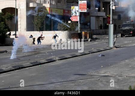 Bethlehem, Westjordanland, Palästinensische Gebiete. 14. Oktober 2015. Palästinensische Demonstranten mit Steinen auf israelische Truppen während der Zusammenstöße in der West Bank von Bethlehem 14. Oktober 2015 werfen. Sieben Israelis und 30 Palästinenser, darunter Kinder und Angreifer, sind in zwei Wochen des Blutvergießens in Israel, Jerusalem und dem besetzten Westjordanland getötet worden. Bildnachweis: ZUMA Press, Inc./Alamy Live-Nachrichten Stockfoto