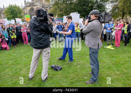Bristol, UK, 10.10.2015. Alexander Carpenter spricht einen medizinischen Registrar auf einen Protest gegen die neuen junior Arzt Kontrakte. Stockfoto