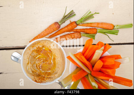 frischen Hummus-Dip mit rohen Möhren und Sellerie Stockfoto