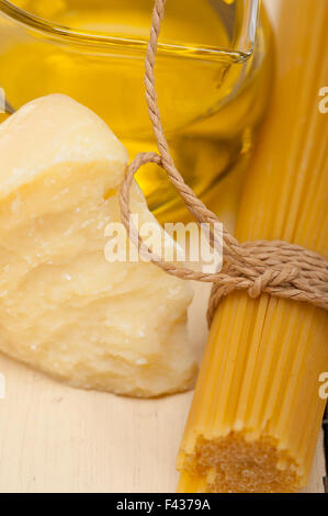 Italienische Pasta grundlegende Lebensmittelzutaten Stockfoto