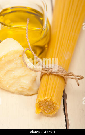 Italienische Pasta grundlegende Lebensmittelzutaten Stockfoto