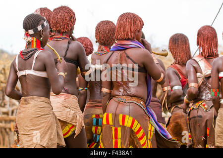 Die rohen Narben auf einer Hamar Frau zurück nach der Preisverleihung "Jumping des Stieres" gepeitscht. Omo-Tal-Äthiopien Stockfoto