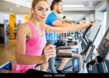 Fit Blondine mit dem Stepper Stockfoto