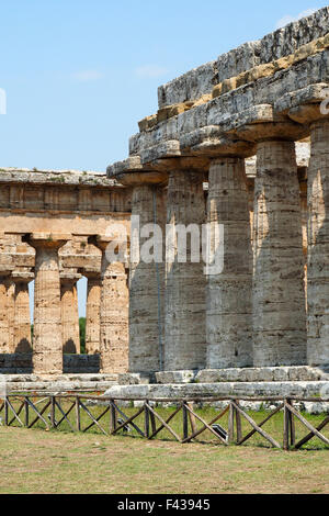 Der Tempel der Hera, und der Tempel der Hera ll im Hintergrund, Paestum. Stockfoto