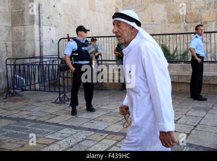 Jerusalem, Jerusalem, Palästina. 14. Oktober 2015. Ein palästinensischer Mann geht vorbei an israelischen Polizisten am Eingang des Damaskus-Tor in der Jerusalemer Altstadt am 14. Oktober 2015. Sieben Israelis und 30 Palästinenser, darunter Kinder und Angreifer, sind in zwei Wochen des Blutvergießens in Israel, Jerusalem und dem besetzten Westjordanland getötet worden. Bildnachweis: ZUMA Press, Inc./Alamy Live-Nachrichten Stockfoto