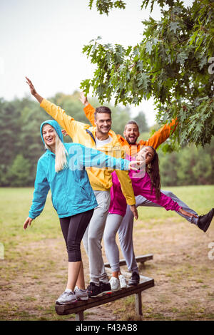 Glückliche Freunde, die Spaß auf einer Wanderung Stockfoto