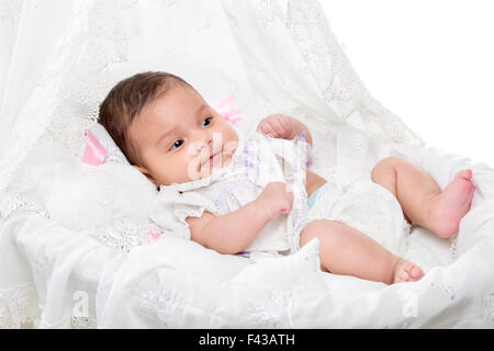 Niedliche Babymädchen in einem Korb Stockfoto