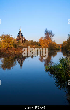 herbstliche Landschaft mit einer hölzernen Kirche Stockfoto